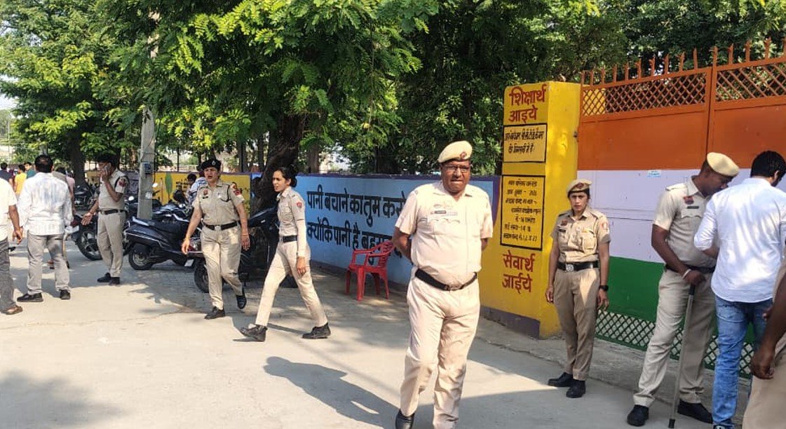शांतिपूर्ण ढंग से संपन्न कराने के लिए पुलिस प्रशासन भी पूरी तरह मुस्तैद