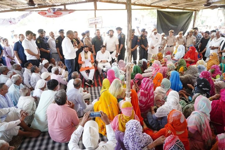 Haryana News: रेवाड़ी के रामगढ भगवानपुर में 320 दिन बाद खत्म हुआ धरना, मुख्यमंत्री ने दिया ये आश्वासन