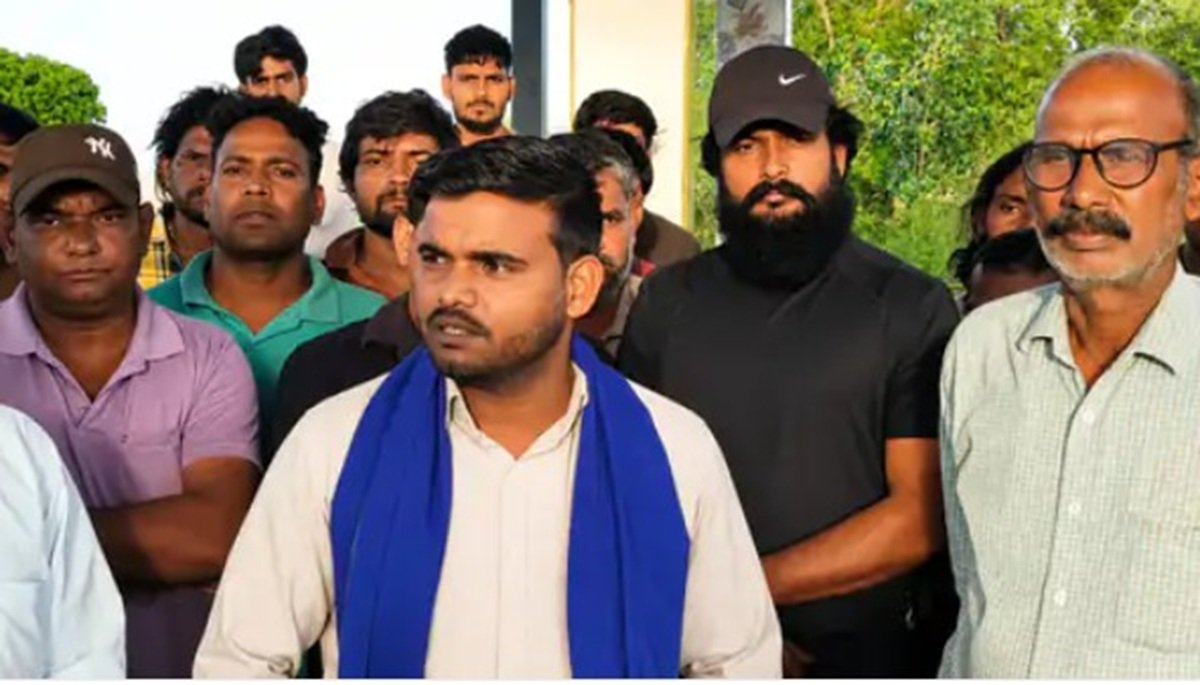रेवाड़ी: मूर्ति तोडने वालो पर कार्रवाई की मांग को लेकर एसपी रेवाड़ी को मिलने पहुंचे ग्रामीण