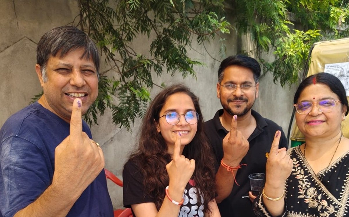 धारूहेड़ा: सचिन अपने परिवार के साथ अहमदाबाद से वोट डालने धारूहेडा आया