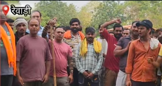 मांगो को रेवाडी में डोर टू डोर कूड़ा  उठाने वाले कर्मी उतरे सड़को पर, किया प्रदर्शन