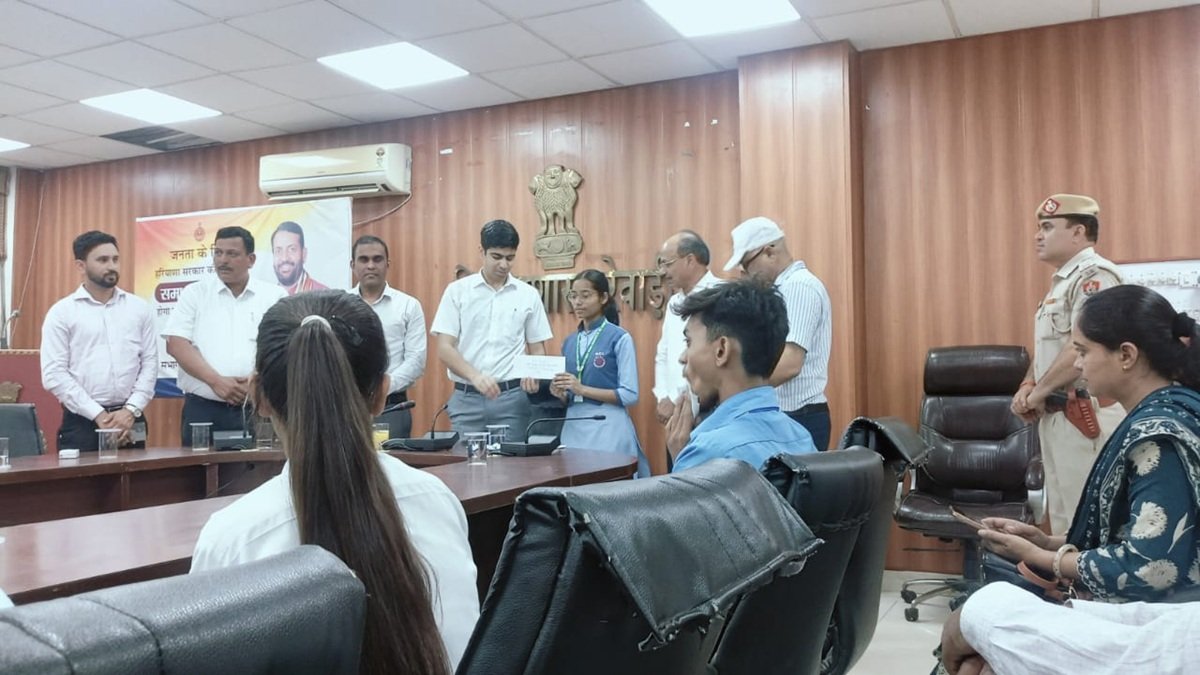 जनगणना जागरूकता अभियान: छात्रा वेदिका बनी रेवाड़ी टॉपर