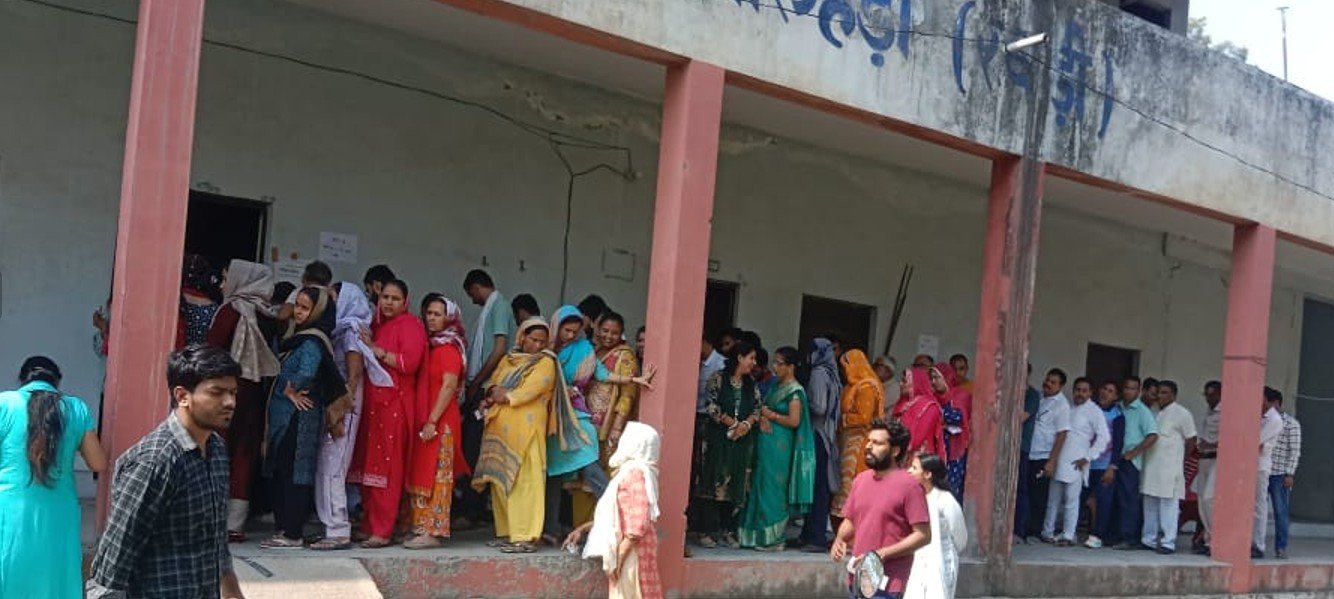 धारूहेड़ा: नगर निकाय चुनाव में मतदान को लेकर लोगों में भारी उत्साह देखने को मिला। 