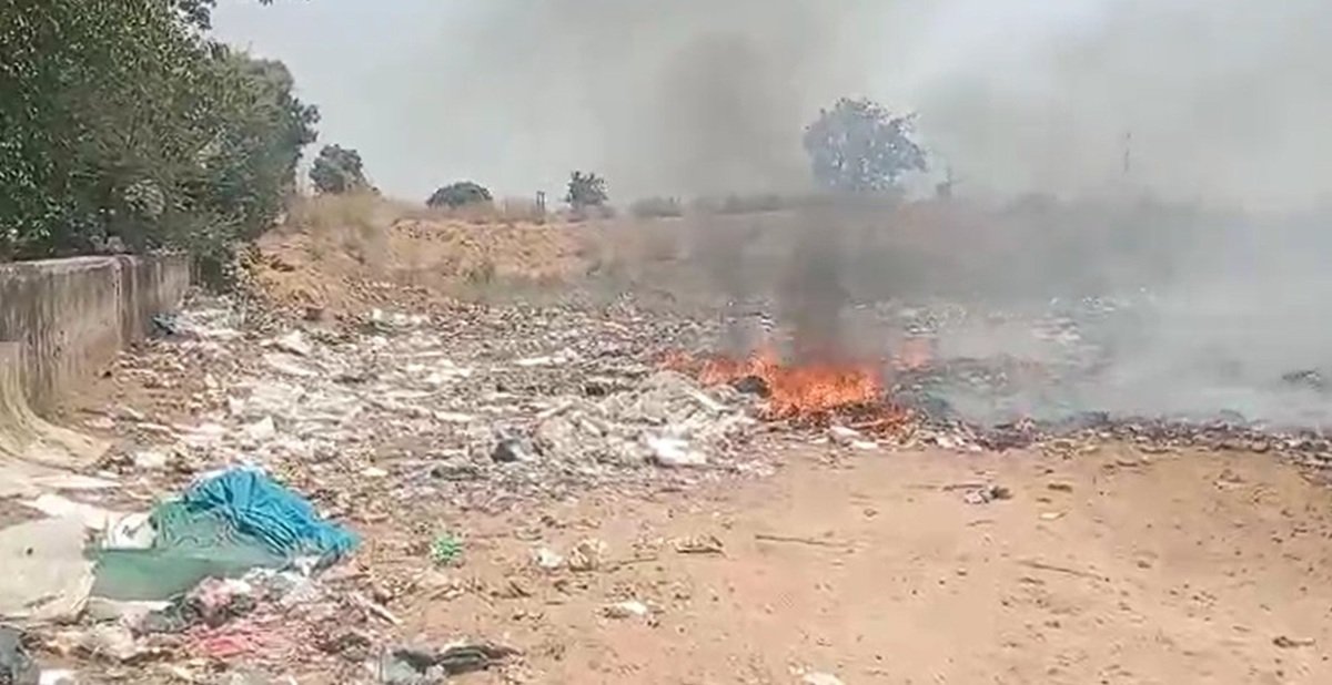 आकेड़ा के हर्बल पार्क में लगी आग
