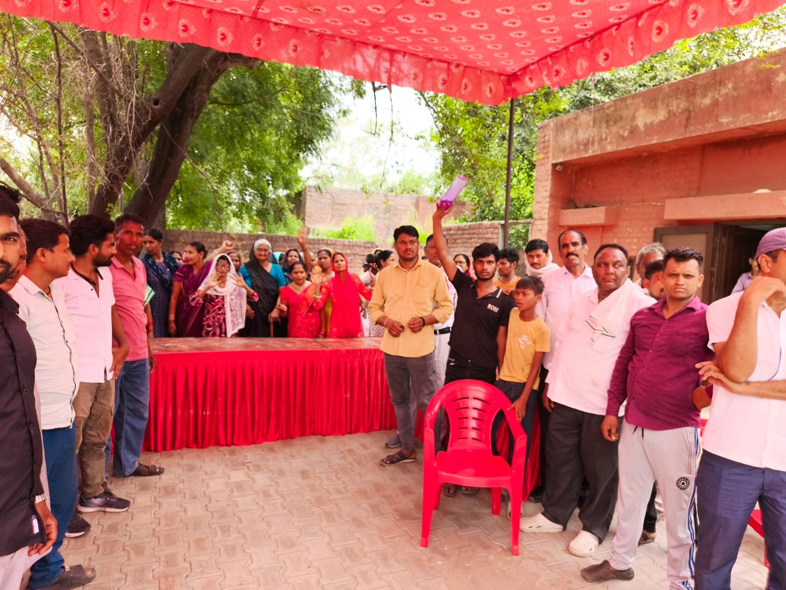 धारूहेड़ा में अघोषित बिजली कटौती पर हंगामा, लोगों ने बिजली दफ्तर का किया घेराव
