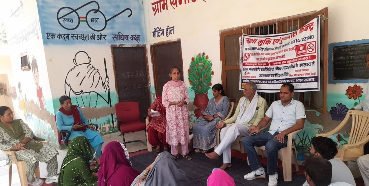 Rewari News Today: हांसाका गांव में नशा मुक्त अभियान के तहत जागरूकता कार्यक्रम आयोजित, ग्रामीणों को दिलाई गई नशा न करने की शपथ