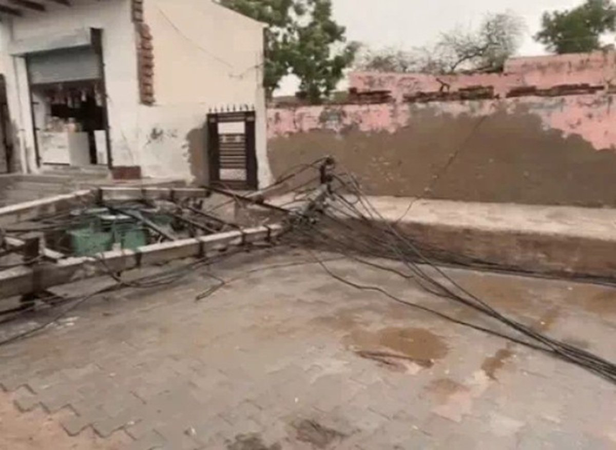 Rewari News: बिजली पानी को लेकर मचा हा हाकार, सडकों पर उतरे बावल के लोग