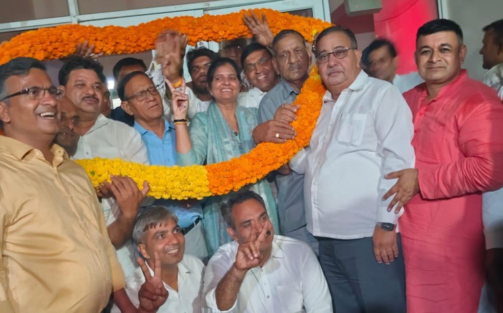 Bhiwadi News: ड्यूटी से लौट रहे युवक की सड़क हादसे में दर्दनाक मौत 12 धारूहेड़ा: बेस्टेक सोसायटी आरडब्ल्यूए चुनाव में अमित कुमार बने प्रधान, 24 वोटों से दर्ज की जीत
