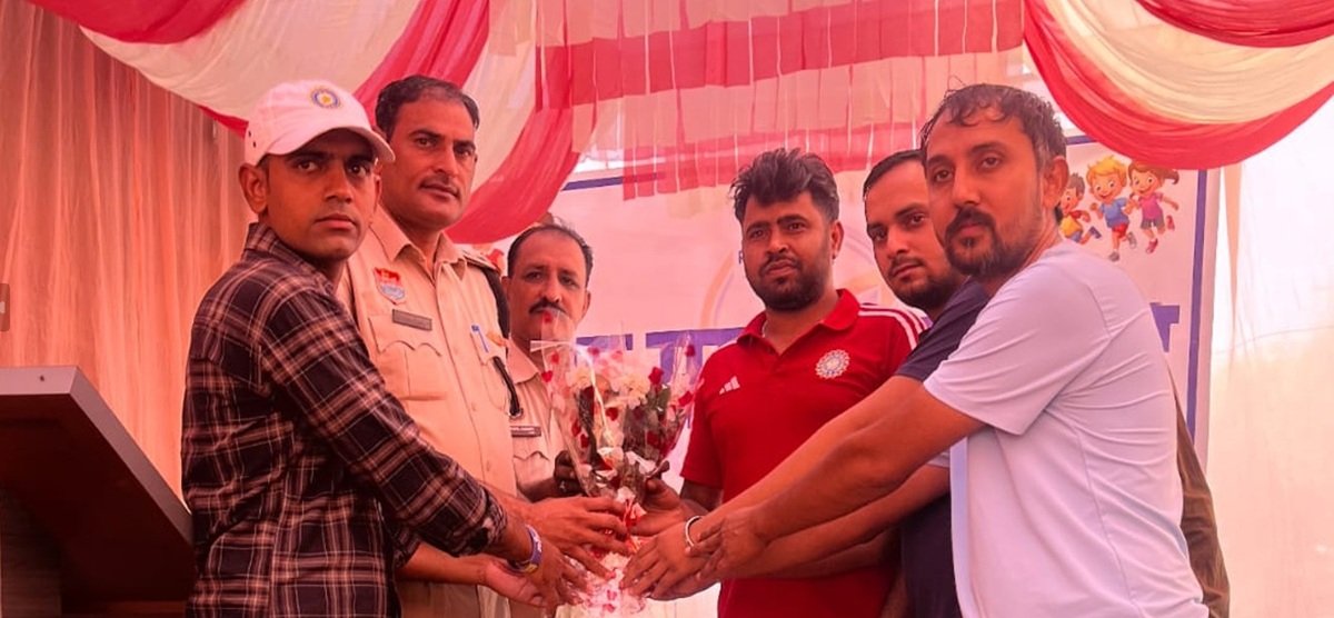 कक्षा 10वीं और 12वीं की बोर्ड परीक्षाओं में बेहतरीन अंक प्राप्त करने वाले मेधावी छात्र-छात्राओं को स्मृति चिह्न देकर सम्मानित किया गया।