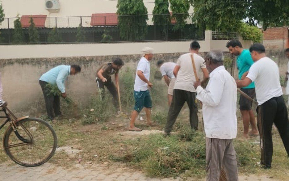 सरपंच विपिन कुमार ने बताया कि विकास मंच की ओर से गांव में सार्वजनिक स्थलो पर सफाई की तथा <a href=