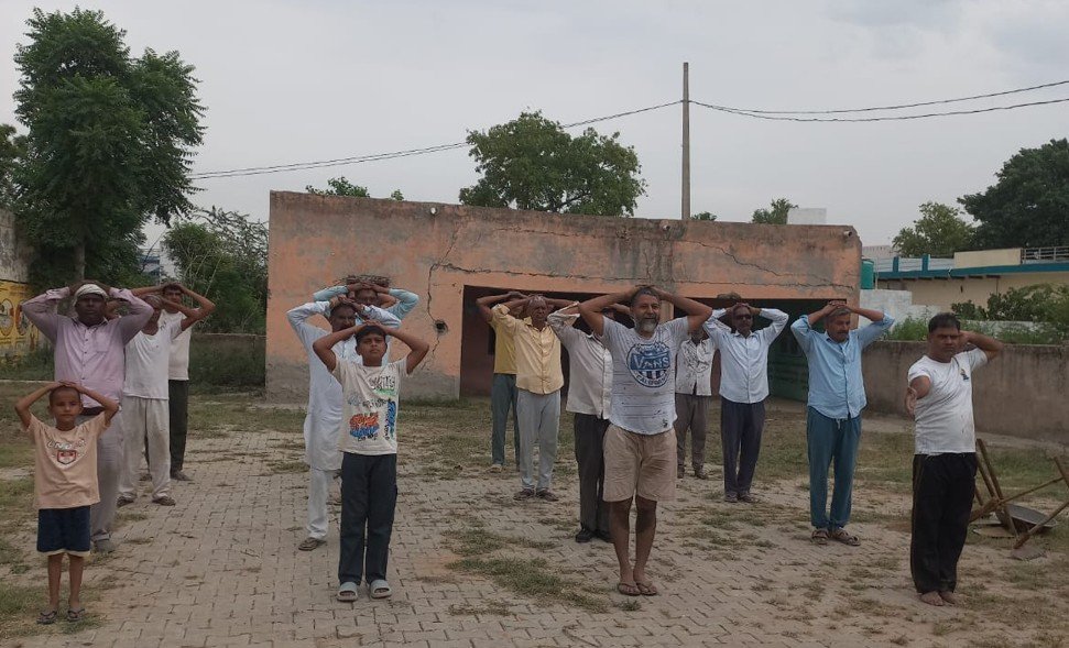  धारूहेड़ा: गांव डूंगरवास योगा करते हुए