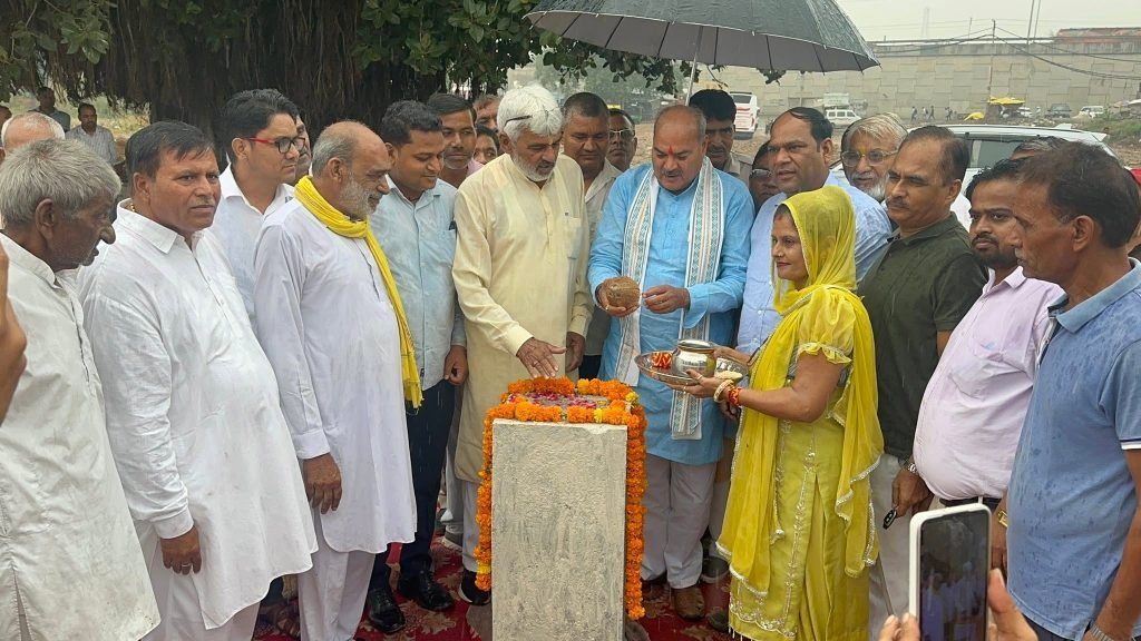 विधायक लक्ष्मण यादव द्वारा इस महत्वाकांक्षी परियोजना का नारियल फोड़कर औपचारिक रूप से शुभारंभ किया
