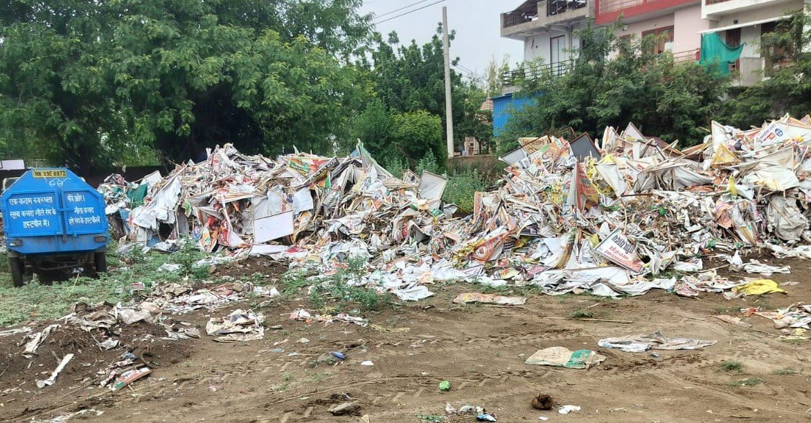 धारूहेड़ा: सेक्टर चार मे स्कूल की जमीन पर पडा कचरा व नपा ने डाला कबाड