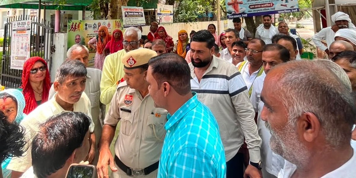 धारूहेड़ा' विरोध जताते हुए करण कुंज कॉलोनी लोगो ने सोंपा ज्ञापन