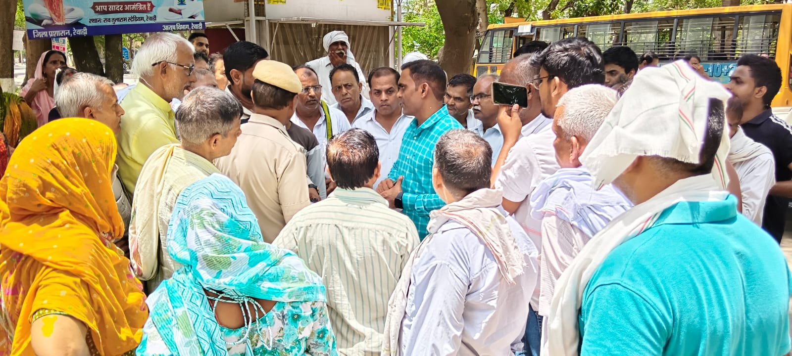धारूहेड़ा' विरोध जताते हुए करण कुंज कॉलोनी लोगो ने सोंपा ज्ञापन