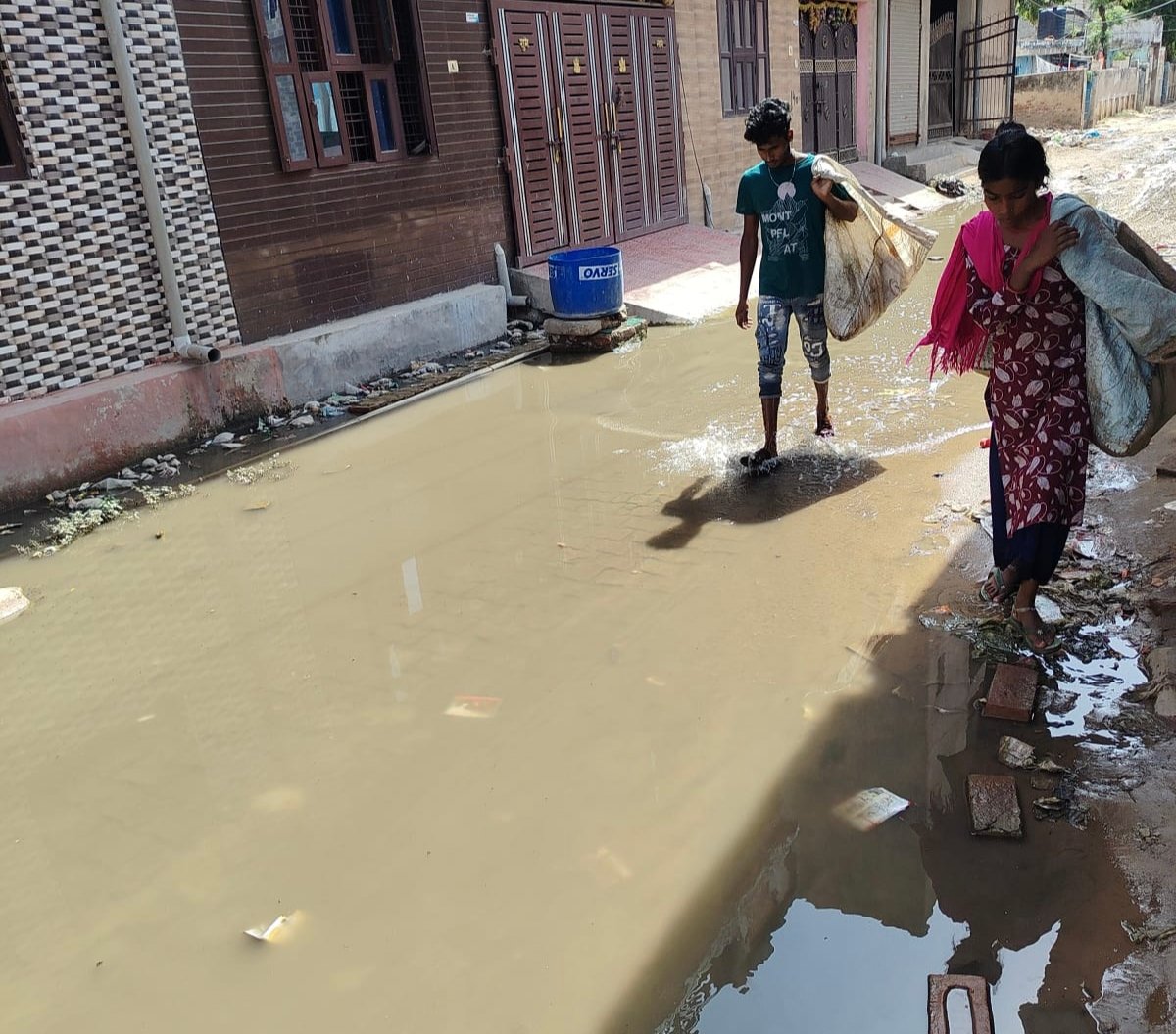 Dharuhera News: कर्ण कुंज कॉलोनी में नारकीय जीवन, गलियों में भरा दूषित पानी