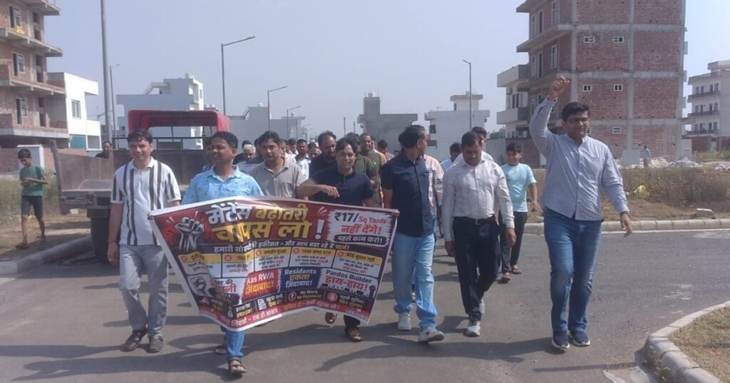जस्सा चावला मुर्दाबाद” के नारों से गूंजा ओकास: मेंटेनेंस बढ़ोतरी, टूटी सड़कें और STP के गंदे पानी से त्रस्त लोगों उग्र धरना
