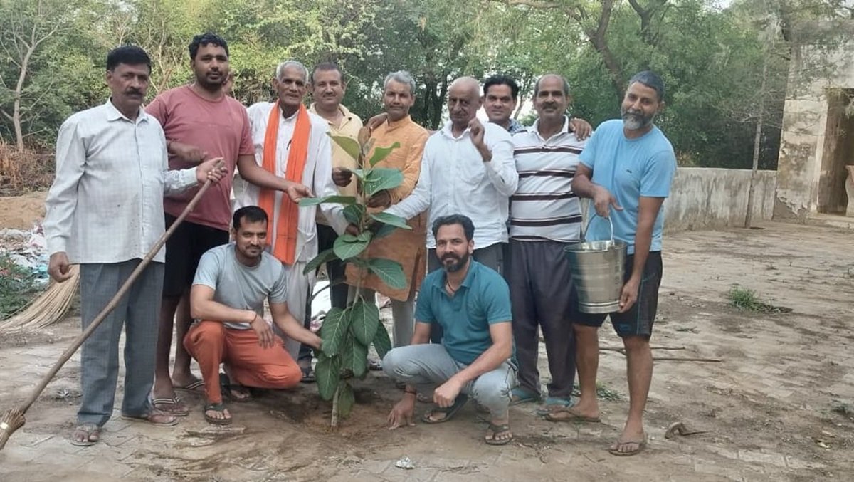 डूंगरवास के स्वर्ग आश्रम में किया पौधा रोपण