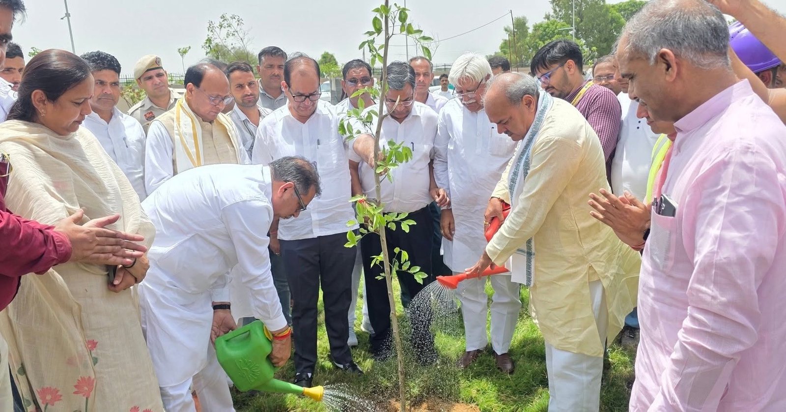 Haryana News : राज्यसभा सांसद डॉ. सतीश पूनिया ने देश् के 22वें एम्स स्थल का किया निरीक्षण 2 डॉ. सतीश पूनिया ने पर्यावरण संरक्षण का संदेश देते हुए निर्माणाधीन एम्स परिसर में पौधारोपण भी किया।