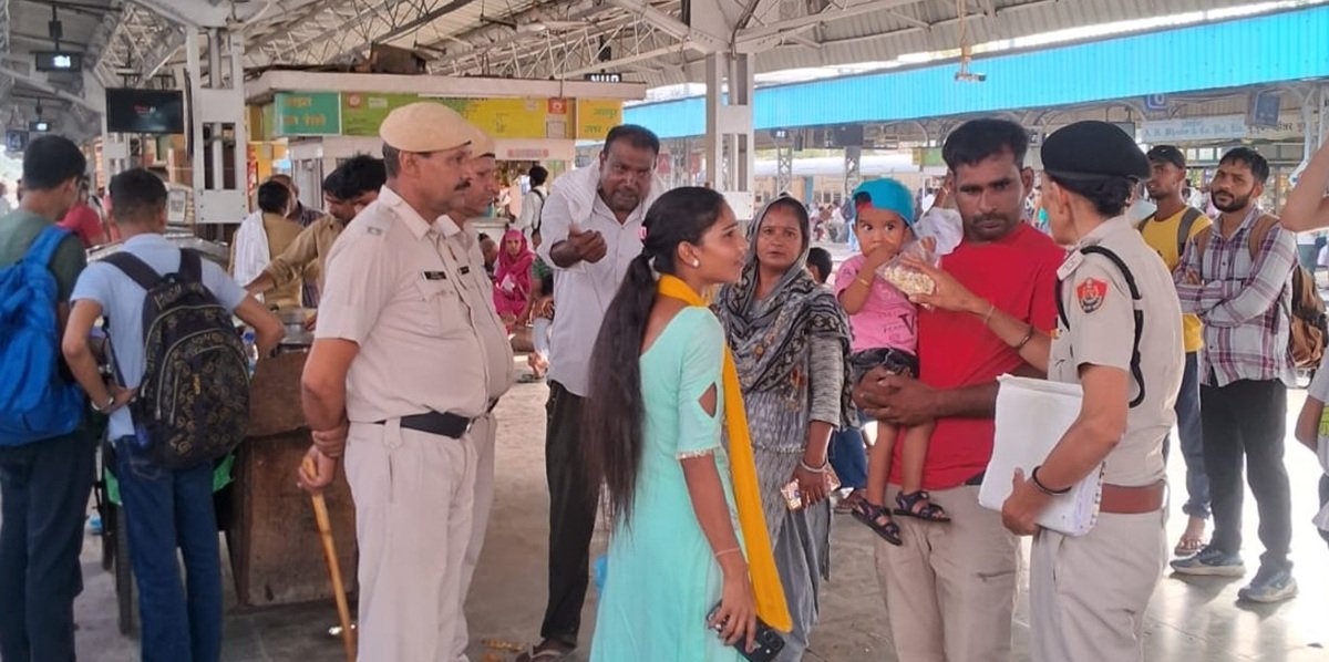 उपाधीक्षक राजेश कुमार चेची के दिशानिर्देश में जीआरपी रेवाड़ी एसएचओ कृष्ण कुमार के नेतृव में रेल यात्रियों को जागरूक किया।
