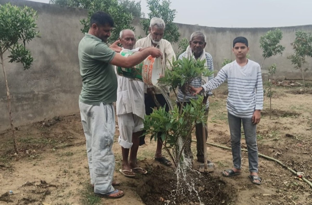 धारूहेड़ा: रालियावास में पौधारोपण करते हुए सरपचं प्रतिनिधि व अन्य ग्रामीण
