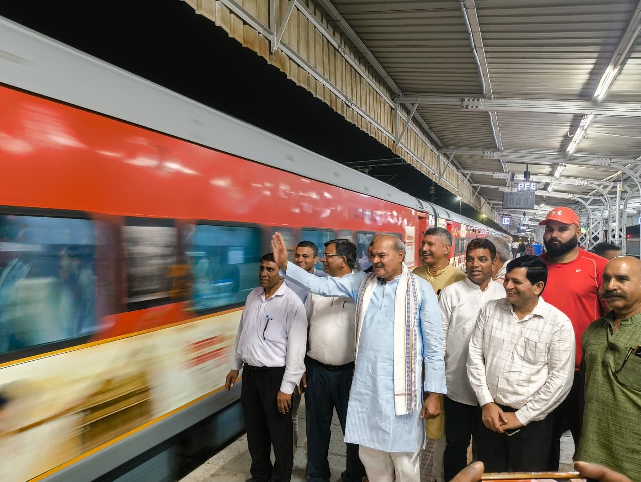 Haryana News:   विधायक लक्ष्मण सिंह यादव ने ट्रेन को हरी झंडी दिखाकर किया रवाना