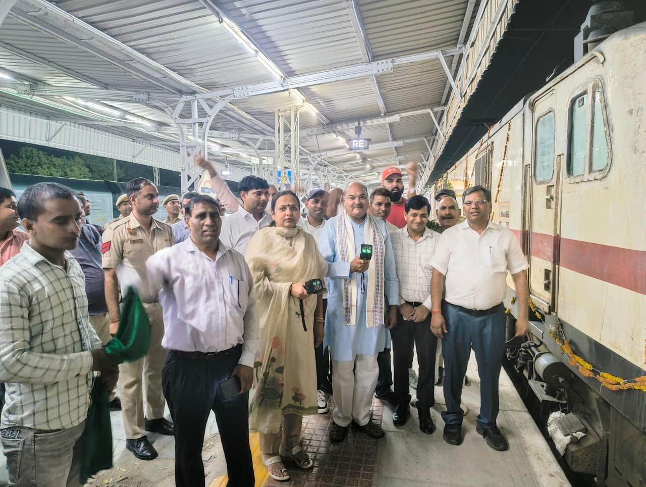 Haryana News:   विधायक लक्ष्मण सिंह यादव ने ट्रेन को हरी झंडी दिखाकर किया रवाना