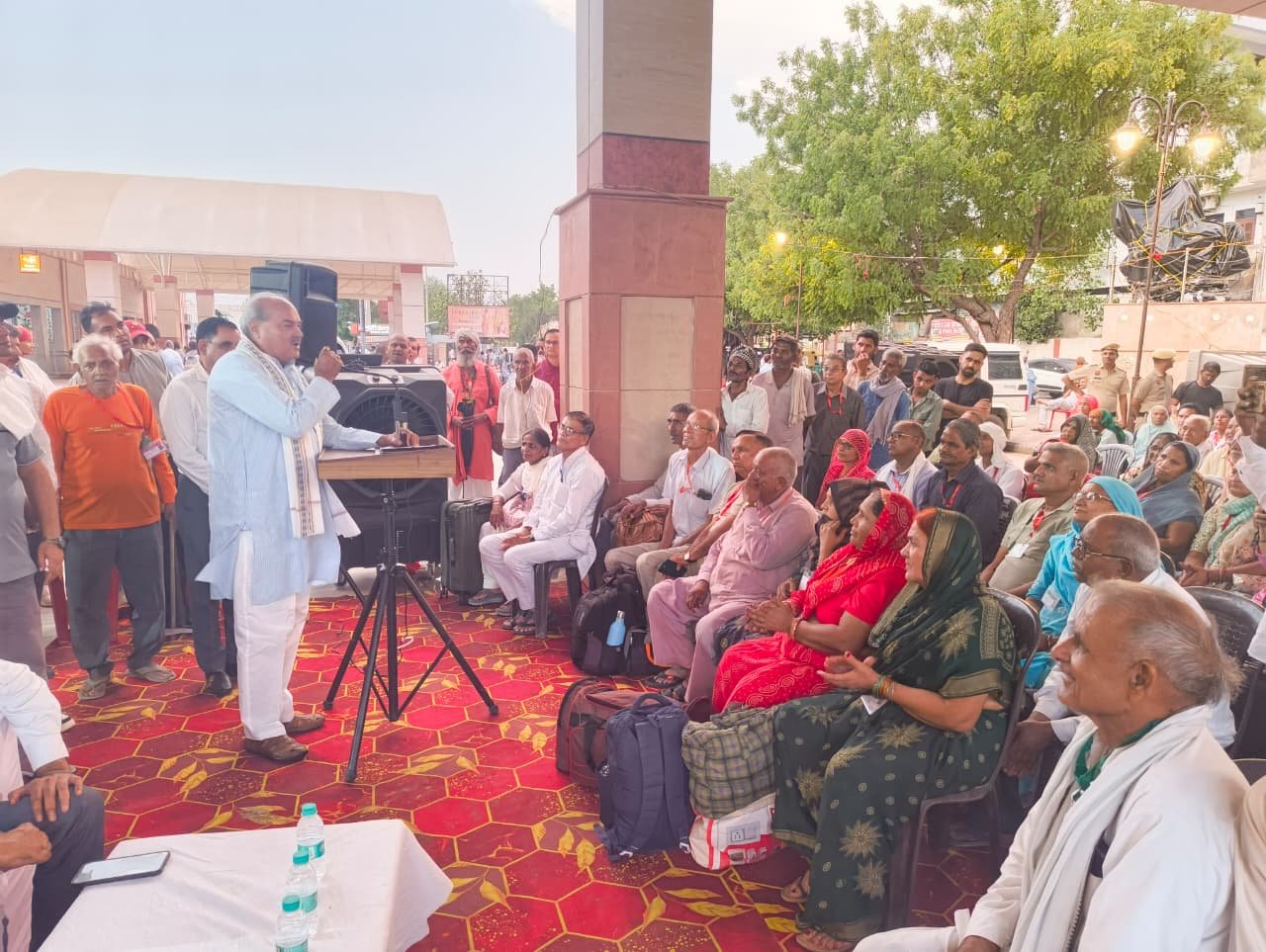 Haryana News:   विधायक लक्ष्मण सिंह यादव ने ट्रेन को हरी झंडी दिखाकर किया रवाना