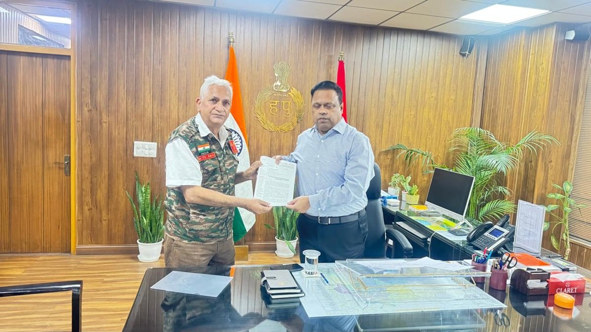 मेजर (डॉ.) टी.सी. राव ने पुलिस आयुक्त को अपनी पुस्तक "पोलिसिंग द पुलिस : इम्प्रूविंग प्रोफेशनलिज्म एंड अकाउंटेबिलिटी ऑफ पुलिस" भेंट की