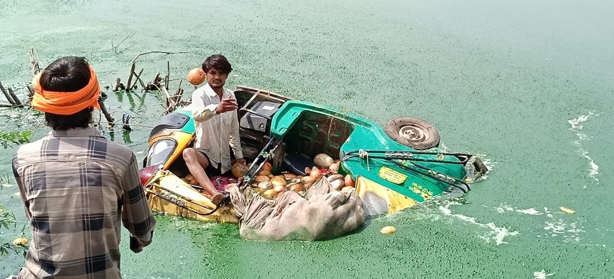 Dharuhera News: साहबी बैराज में गिरा टैंपों, जिम्मेदारों नें साधी चुप्पी