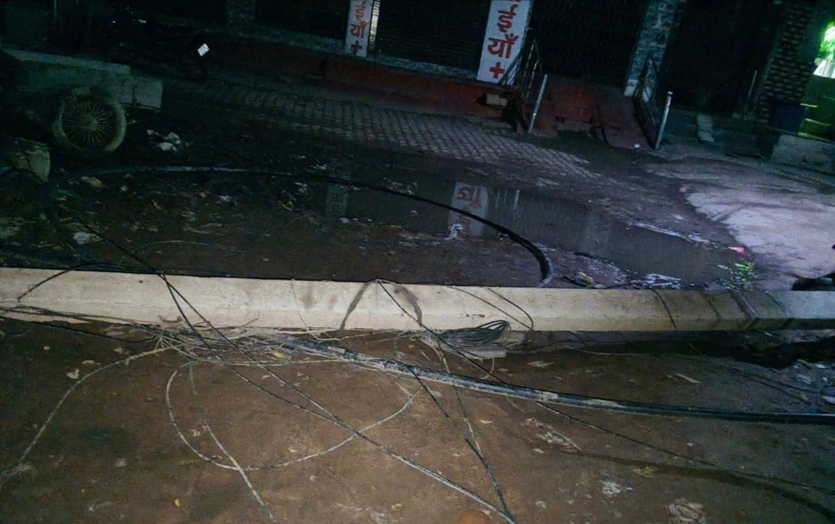 धारूहेड़ा में अंधड़ का कहर , इन गांवो में टूटे बिजली के पोल 1 धारूहेड़ा: गांव गुर्जर घटाल मे अंधड में टूटा बिजली का पोल
