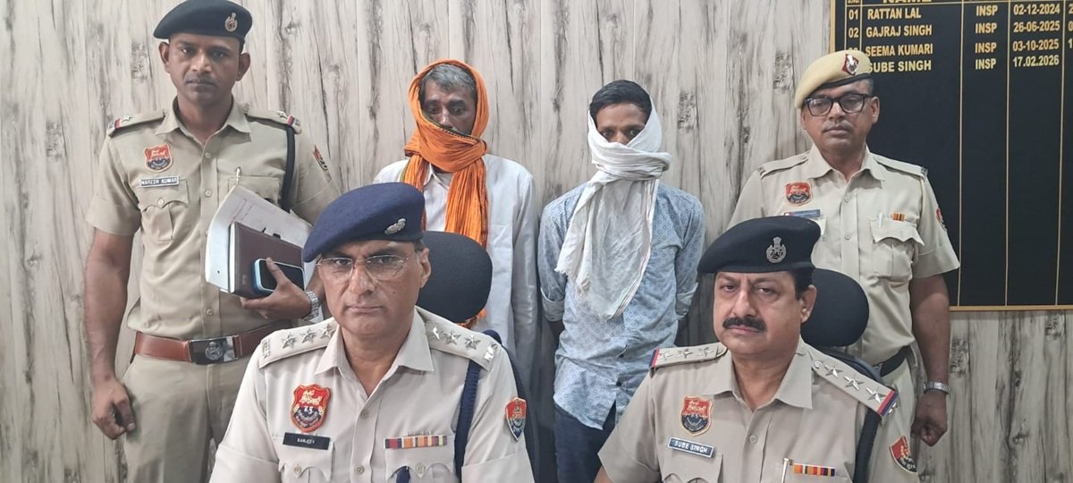 रेवाड़ी पुलिस 24 जून को रेवाड़ी के रेलवे चौक के पास एक अज्ञात व्यक्ति की हत्या की गुत्थी को सुलझाते हुए दो आरोपियों को गिरफ्तार किया