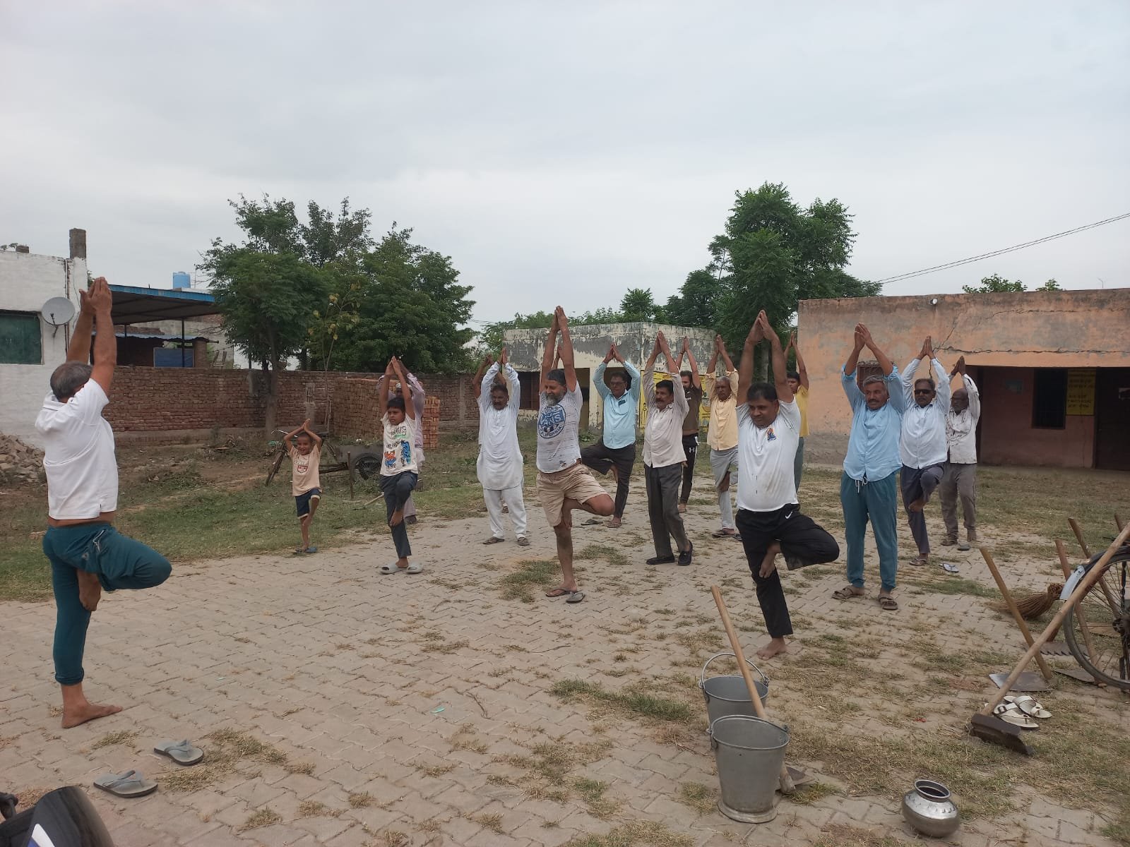 सरपंच विपिन कुमार ने बताया कि विकास मंच की ओर से गांव में सार्वजनिक स्थलो पर सफाई की तथा योगाभ्याग करते हुए योग मुक्त नशा मुक्त का संकल्प लिया।