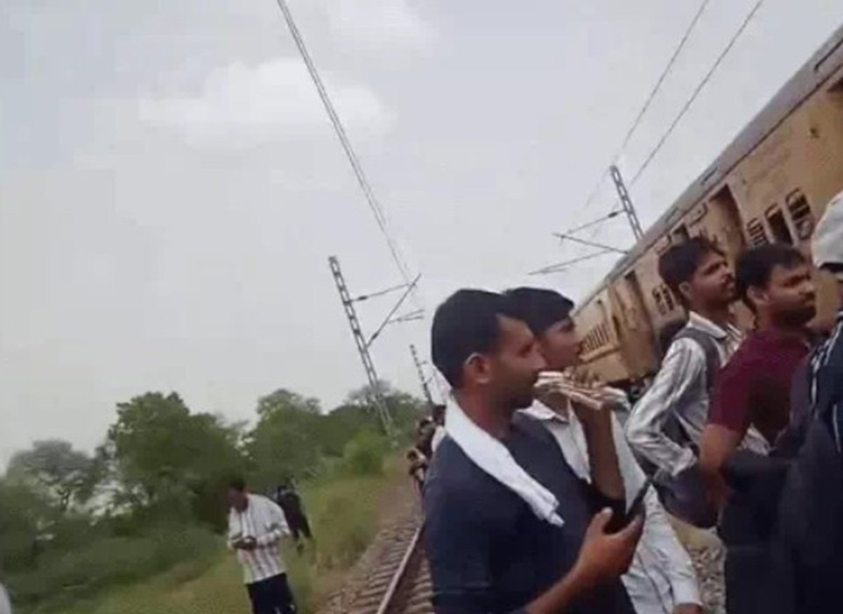 रेवाड़ी-श्रीगंगानगर पैसेंजर  का इंजन किशनगढ़-बालावास रेलवे स्टेशन के बीच कपलिंग हुक टूटा, मौके पर जुटी लोगों की भीड़।