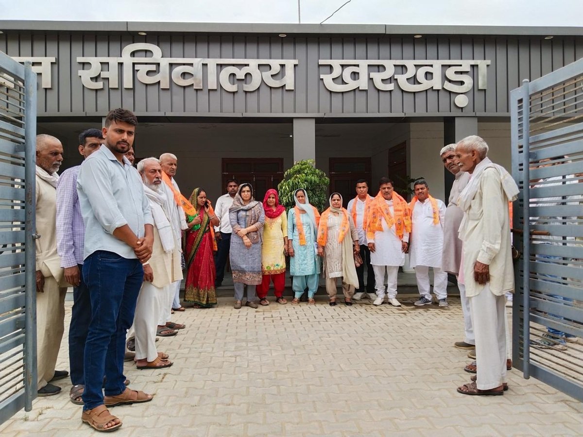 सांसद आदर्श ग्राम खरखड़ा पहुंचा महेंद्रगढ़ के सरपंचों का दल, विकास कार्यों की सराहना