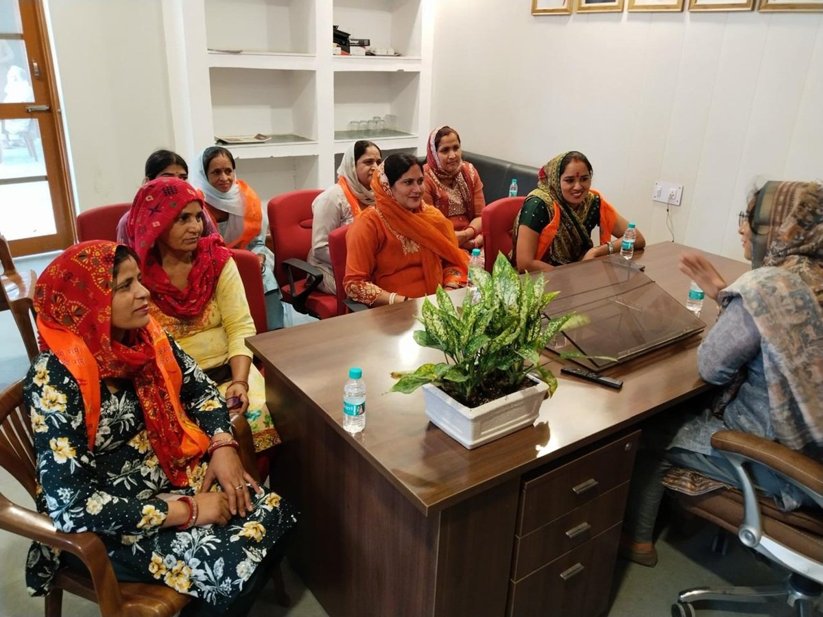 खरखड़ा की सरपंच सुशीला यादव ने सभी आगंतुक सरपंचों का स्वागत करते हुए कहा कि ऐसी एक्सपोजर विजिट पंचायत प्रतिनिधियों को एक-दूसरे के अनुभवों से सीखने और नई योजनाओं को अपनाने का अवसर प्रदान करती हैं।