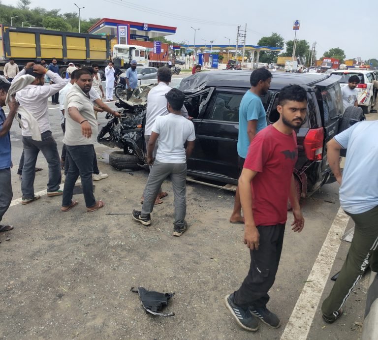 Nh 48 Dharuhera: खाटू श्याम से लौट रहे श्रद्धालुओं की बोलेरो निखरी के पास पलटी, 6 लोग घायल