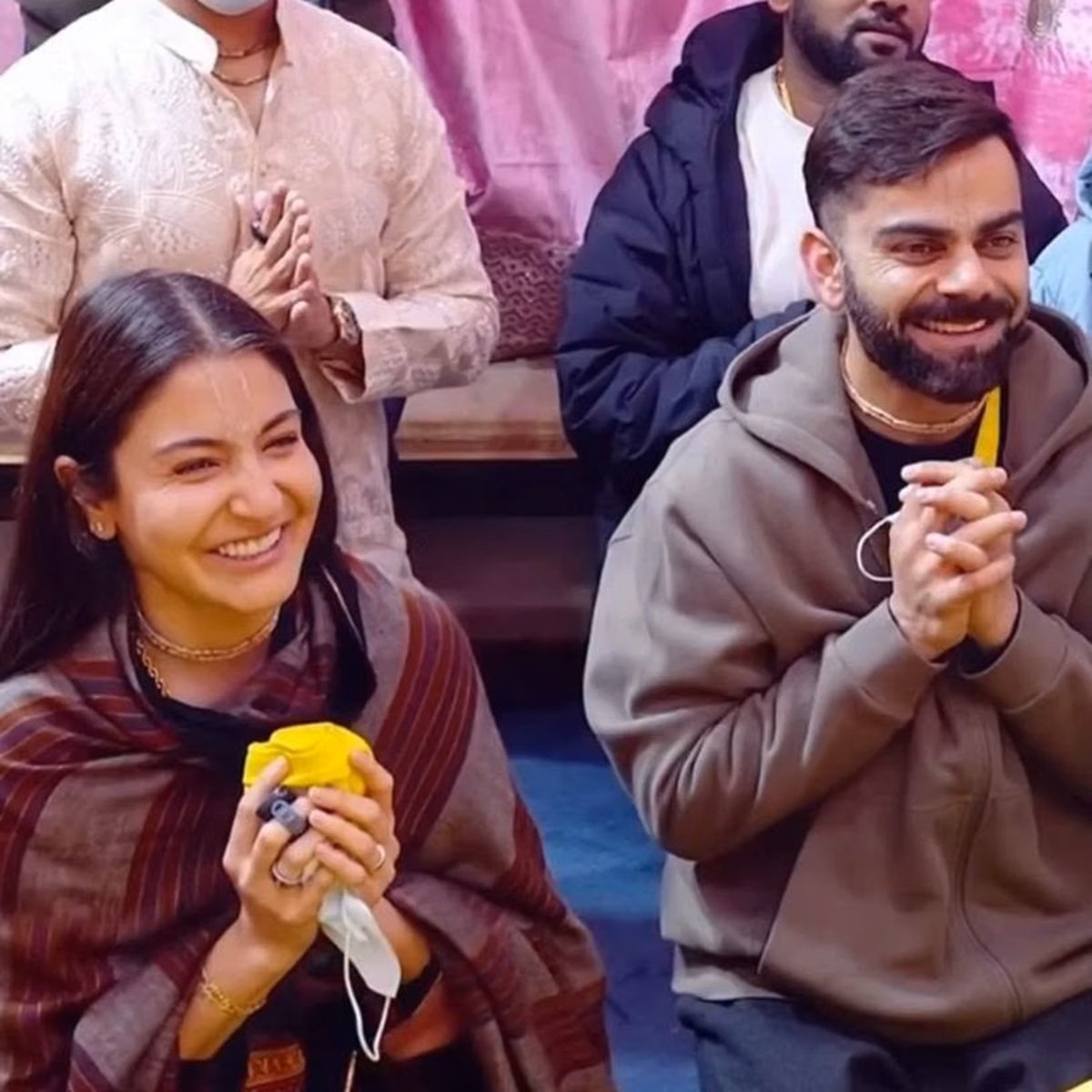 आईपीएल के चैंपियन बनने के बाद ये जोड़ा भक्ति में रमा हुआ नजर आया।