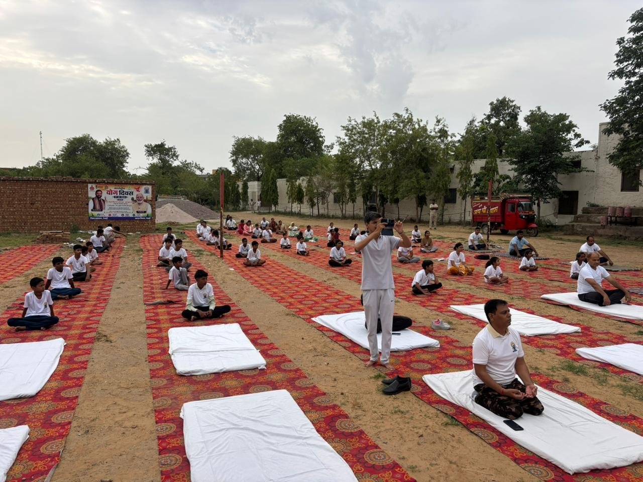 धारूहेड़ा: राजकीय वरिष्ठ माध्यमिक बाल विद्यालय में आयोजित अंतरराष्ट्रीय योग दिवस में योगाभ्यास करते हुए