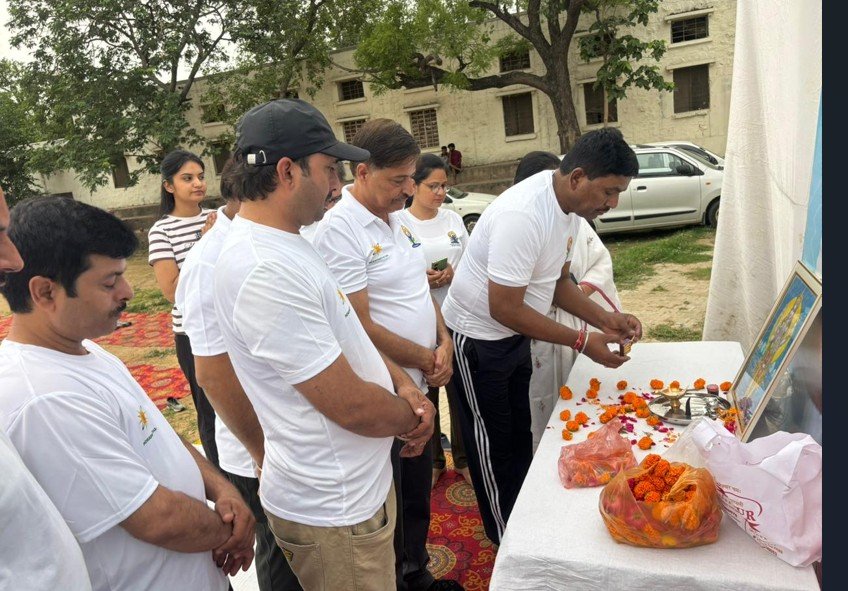 धारूहेड़ा: राजकीय वरिष्ठ माध्यमिक बाल विद्यालय में आयोजित अंतरराष्ट्रीय योग दिवस में योगाभ्यास करते हुए