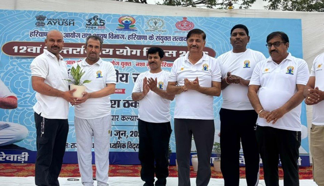 धारूहेड़ा: राजकीय वरिष्ठ माध्यमिक बाल विद्यालय में आयोजित अंतरराष्ट्रीय योग दिवस में योगाभ्यास करते हुए