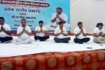 धारूहेड़ा: राजकीय वरिष्ठ माध्यमिक बाल विद्यालय में आयोजित अंतरराष्ट्रीय योग दिवस में योगाभ्यास करते हुए
