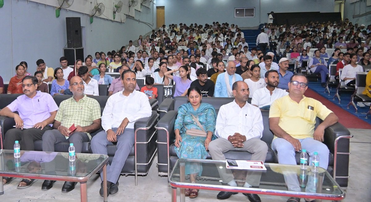 रेवाड़ी में मेधावी छात्रों को मिला 'College Study सम्मान, कुलपति प्रो. अशीम मिगलानी ने बढ़ाया हौसला