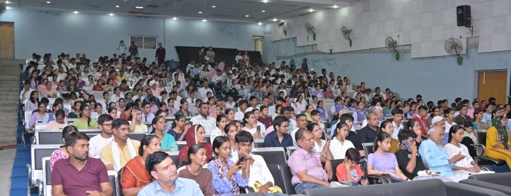 Meritorious students in Rewari received the 'College Study Samman'.