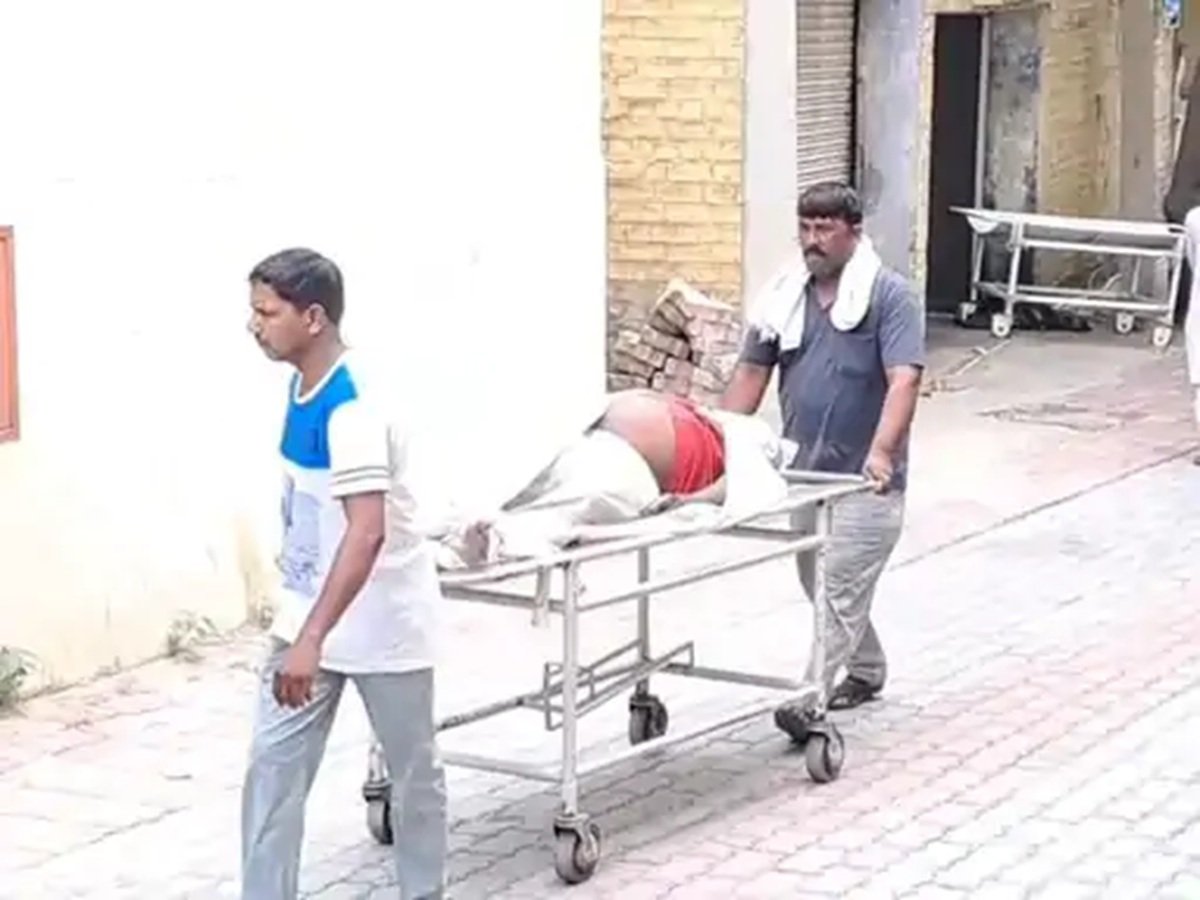 धारूहेड़ा में पति-पत्नी ने एक ही कमरे में फंदे से लटककर दी जान 1 धारूहेड़ा: नागरिक अस्पताल में पोस्टमार्टम के लिए ले जाते हुए