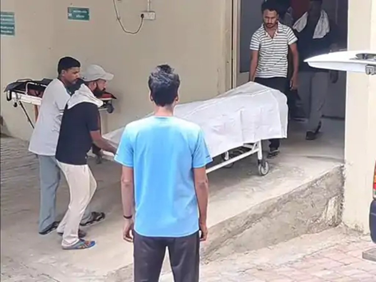 धारूहेड़ा में पति-पत्नी ने एक ही कमरे में फंदे से लटककर दी जान 2 धारूहेड़ा: नागरिक अस्पताल में पोस्टमार्टम के लिए ले जाते हुए