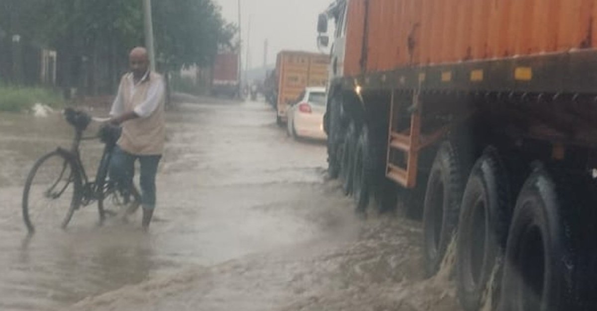 धारूहेड़ा: कस्बे मे हुई झमाझम बारिश से हाइवे हुआ जलमग्न, पानी की निकासी नहीं से वाहन चालक रहे परेशान