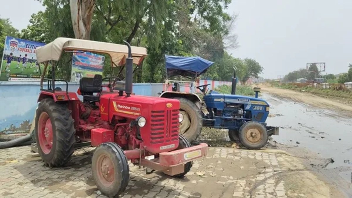 भिवाड़ी: अलवर बाइपास पर भरे पानी को पंप सेट की सहायता से निकालते हुए 