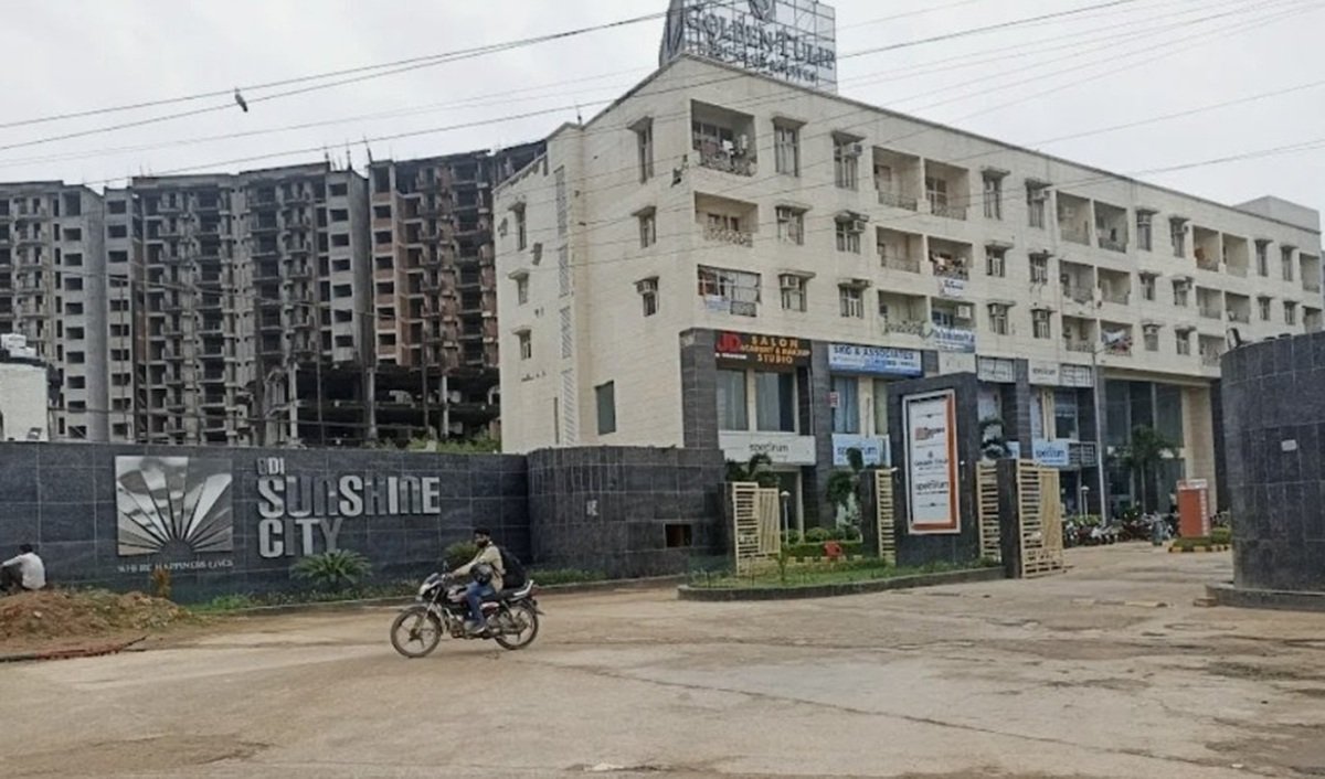 क्लब हाउस में चल रहा है अवैध 'होटल' BDI Sunshine Bhiwadi बिल्डर पर गिरी गाज