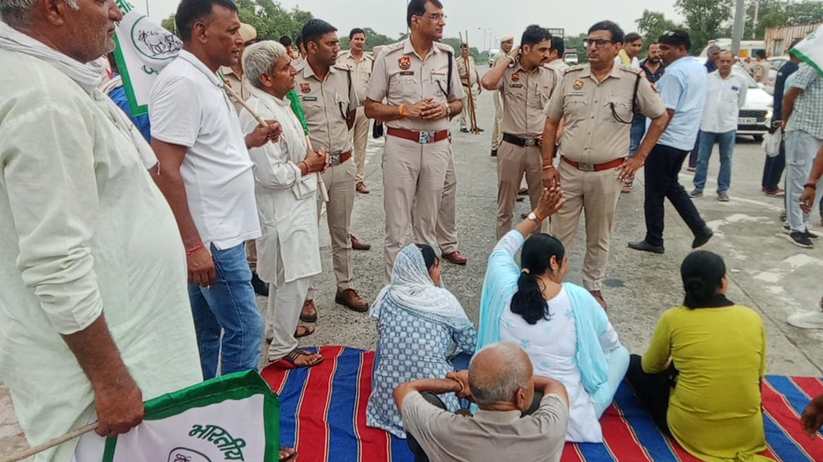 हरियाणा में बवाल: गुरनाम सिंह चढूनी की गिरफ्तारी के बाद रेवाड़ी में किसानों ने गंगायचा टोल किया फ्री, रोड जाम कर दी चेतावनी 1 हरियाणा में बवाल: गुरनाम सिंह चढूनी की गिरफ्तारी के बाद रेवाड़ी में किसानों ने गंगायचा टोल किया फ्री, रोड जाम कर दी चेतावनी